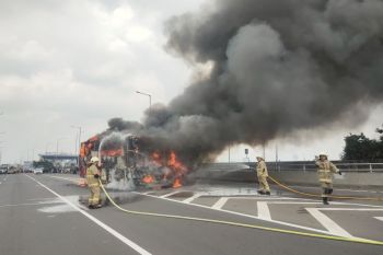 Bus pariwisata terbakar di Tol Dalam Kota Wiyoto Wiyono