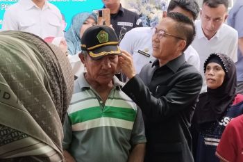 Pemkot Palembang bagikan 50 kursi roda  dan 100 alat bantu pendengaran