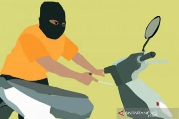 Seorang penumpang rampas sepeda motor ojek "online"