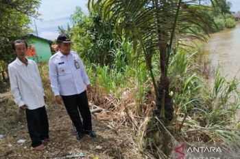 Longsor di ruas jalan Desa Banua Rantau  mulai ditangani