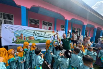Apical Dumai berbagi ribuan susu ke murid SD dan TK