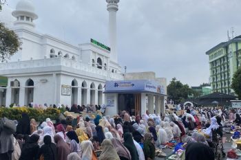 Jamaah shalat Idul Adha di Masjid Al-Azhar melimpah hingga ke halaman