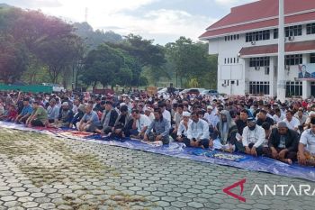 Umat Islam Kota Jayapura melaksanakan Shalat Idul Adha di Kantor Otonom