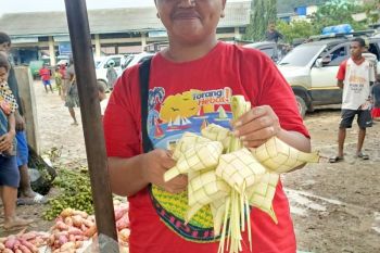 Pedagang Papua rutin terima pesanan daun ketupat hari raya Idul Adha