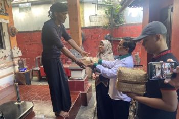 Tradisi Ngejot daging kurban di Bali