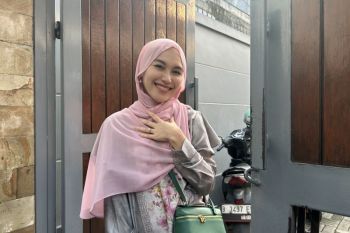 Orang tua pergi haji, Ayu Ting Ting: Suasananya beda banget