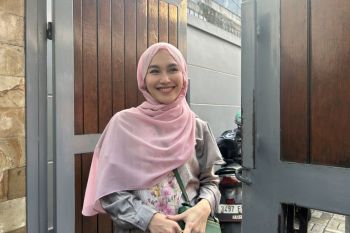 Penyanyi Ayu Ting Ting membagikan hewan kurban sapi di tahun ini