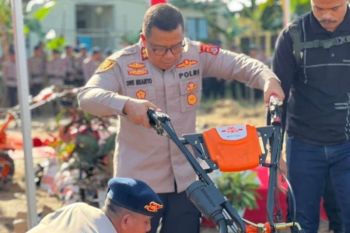 Kapolda Sultra salurkan bantuan pupuk dan traktor ke petani di Konsel