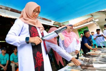 Pandai besi di Banyuwangi bertahan di tengah gempuran produk pabrikan