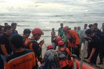 Dua warga terseret arus di Lhoknga, satu meninggal dan satu masih dalam pencarian