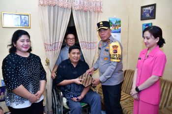 Kapolda NTT kunjungi anggota yang sakit menahun