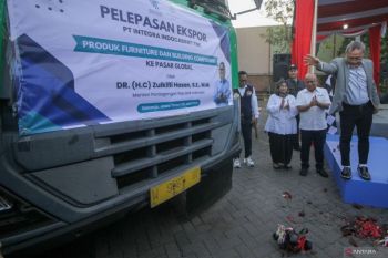 Menteri perdagangan lepas ekspor produk furniture