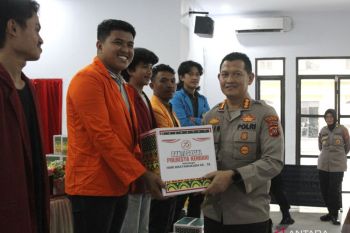 Polresta Kendari salurkan 60 paket sembako ke mahasiswa