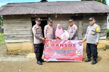 Polres Pasaman Barat bagikan bantuan sosial kepada warga kurang mampu