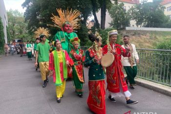 Rombongan ondel-ondel meramaikan Fete de la Musique di Berlin