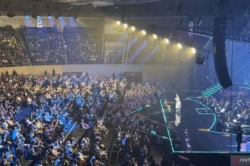 Ruth Sahanaya menyanyikan "Pesta", fans terlena