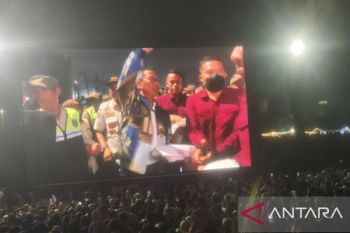 Heru bagikan baju dan topi gratis ke pengunjung HUT Jakarta di Monas