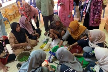 Mahasiswa Unja ajarkan ibu-ibu di Kabupaten Batanghari buat produk olahan ikan