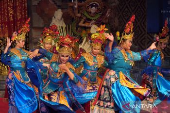 Teater tradisional Lenggak Lenggok Betawi tampil di Pesta Kesenian Bali