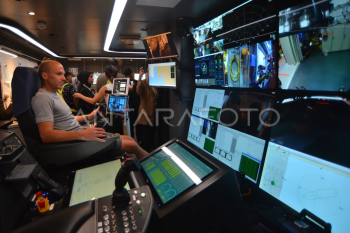 Kapal riset OceanXplorer bersandar di Padang