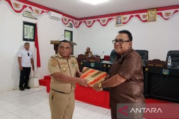Pj. Bupati Mubar serahkan RPJPD Mubar 2025-2045 ke DPRD