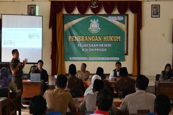 Kejari Kulon Progo melaksanakan penerangan hukum PTSL di Karangsewu