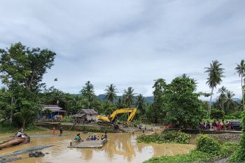 Petugas PLN percepat pemulihan jaringan listrik akibat cuaca ekstrem di Sulteng