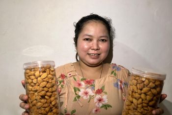 Berkat Holding Ultra Mikro BRI, penjual kue dan baju ini bisa menopang perekonomian keluarga