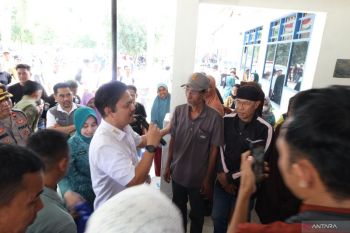 Bupati Koltim bantu kacamata warga yang kurang penglihatan