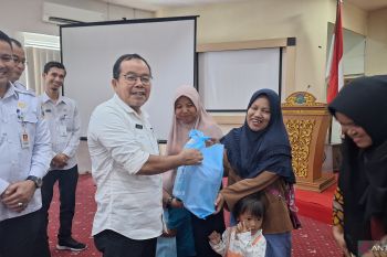 Pangkalpinang serahkan 100 paket makanan tambahan anak stunting
