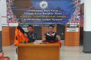 TKBM di Pelabuhan Sungai Nyamuk Nunukan Mendapat Pembagian Baju Kerja