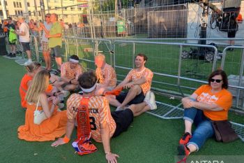 Fans Belanda tertunduk lemas melihat timnya keok di pertandingan Grup D Piala Eropa
