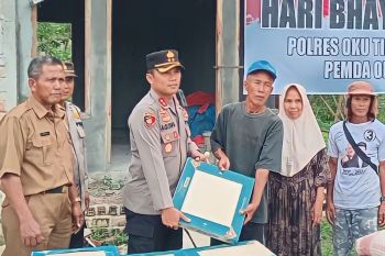 Polres OKU Timur bedah  rumah tidak layak huni