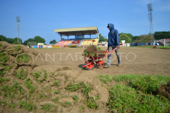 Penggantian rumput stadion H Agus Salim Padang