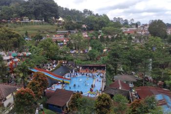 Pemkab Banyumas menutup Jalan Baturraden Barat guna tangani amblesan