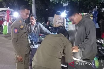 Satpol PP Balikpapan tertibkan 17 PKL langgar aturan