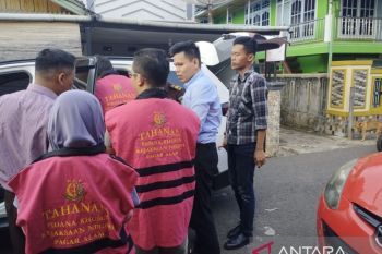 Kejari Pagaralam serahkan tersangka  kasus korupsi SHM hutan lindung