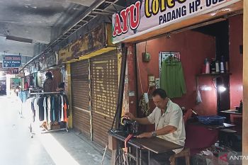 Sentra jahitan Pasar Raya Padang masih sepi jelang tahun ajaran baru