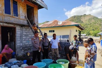 Polres Mabar  salurkan air bersih untuk warga pesisir Labuan Bajo