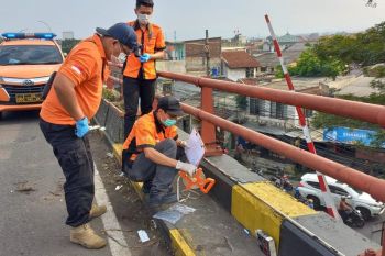Polisi selidiki penyebab pria gantung diri di Flyover Bandung