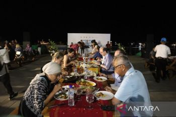 Puluhan dubes asing menikmati hidangan seafood Labuan Bajo NTT