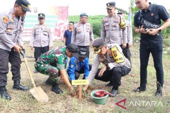 Polres OKU tanam ratusan bibit  pohon sambut HUT Bhayangkara ke-78
