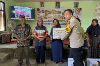 Polres Manggarai Barat salurkan bansos dan beasiswa