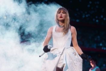 Taylor Swift pamerkan buket bunga cantik dari U2 saat Eras Tour Dublin