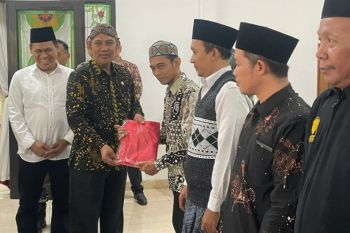 Tingkatkan semangat kebangsaan, Pemkab Magetan bagi-bagi Bendera Merah Putih 2024