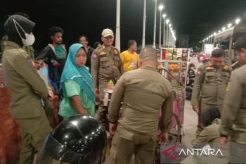 Satpol PP Balikpapan tertibkan 32 PKL di Jembatan Manggar