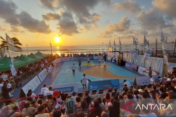 Atlet hingga artis Tora Sudiro tanding basket di pantai Kuta