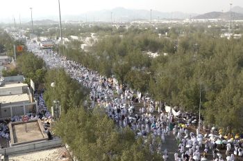 Jamaah sebagian bergerak ke Jabal Rahmah dan Masjid Namira untuk wukuf