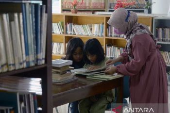 Mengisi libur sekolah di perpustakaan