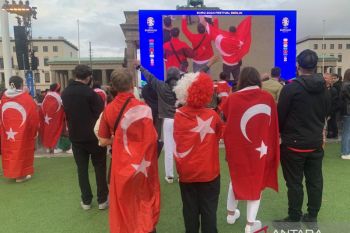 Para suporter berpesta pora selebrasi kemenangan Turki lawan Austria